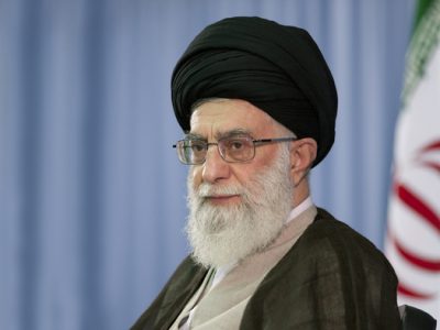 رهبرمعظم انقلاب امروز به مناسبت روز درختکاری، دو اصله نهال در حیاط بیت رهبری کاشتند.