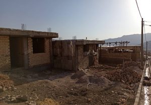 توقف یکسال احداث دایک حفاظتی معمولان ؛ نصف منازل مسکونی سیل‌زدگان معمولان نیمه کاره مانده‌اند!