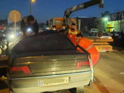 برخورد پژو ۴۰۵ با گاردریل در روستای کهریز/۳نفر مصدوم شدند