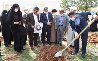 بانوان پا به پای مردان در فرهنگ شهادت و رشادت پیش قدم بوده‌اند/ ۲۳۳ نهال مثمر یادمان بانوان شهیده خرم آباد غرس شد