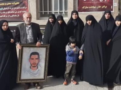 اهدای تابلوی تمثال شهید روح الله عجمیان از سوی بسیج هنرمندان