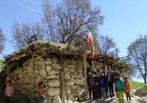 عمده مدارس سنگی لرستان در روستاهای الیگودرز و دلفان قرار دارند