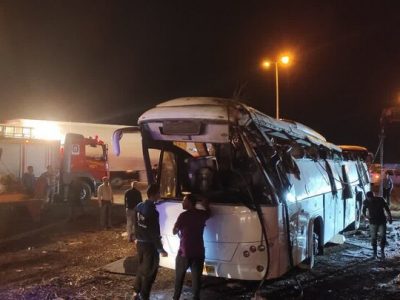 تصادف اتوبوس با ۲ دستگاه کامیون حادثه ساز شد