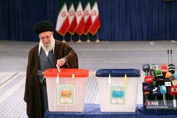 رهبر انقلاب رای خود را به صندوق انداختند