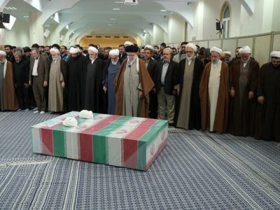 اقامه نماز رهبر انقلاب بر پیکر دو قاضی شهید