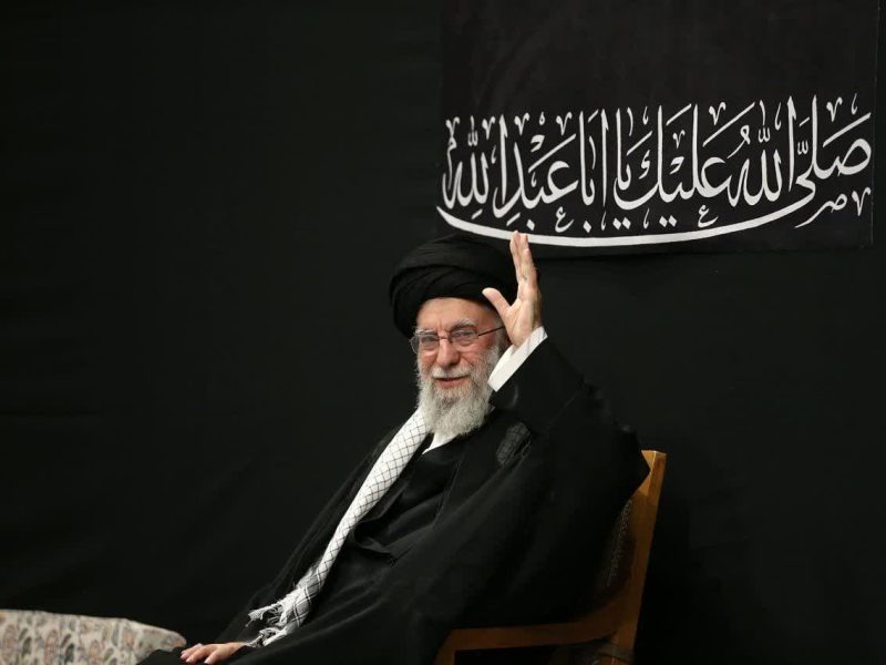 لحظه ورود رهبر انقلاب به حسینیه امام خمینی(ره)