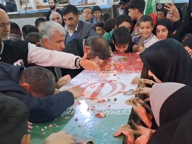 استقبال اهالی مسجد محله قمر بنی هاشم خرم آباد از شهید فاطمی